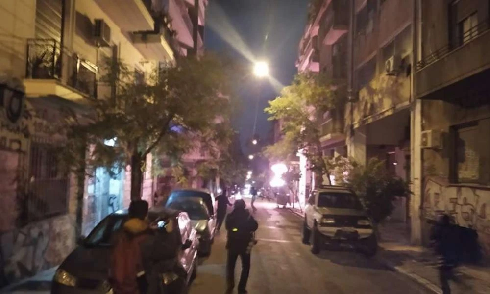 Χάος στα Εξάρχεια: Άγρια επεισόδια ανάμεσα σε διαδηλωτές και δικυκλιστές της ομάδας Δράση